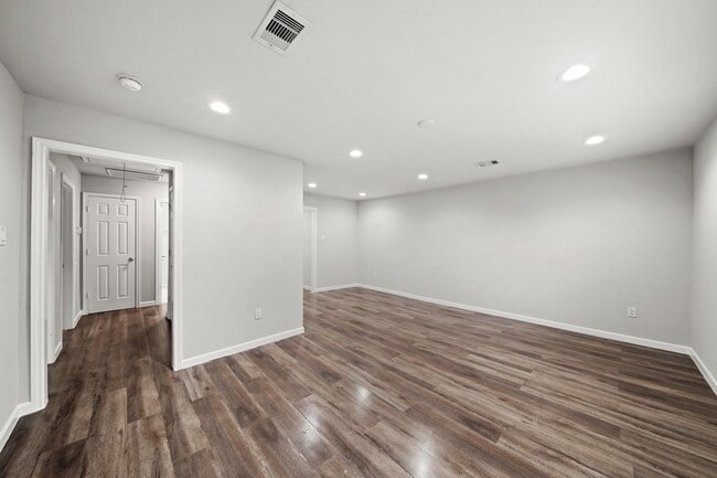 Building Photo - 4926 Hull St