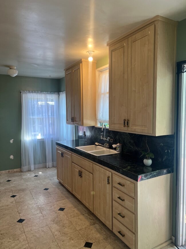 Building Photo - 421 N Horne St