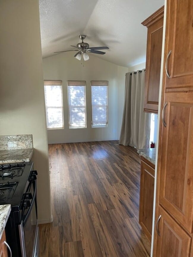 Building Photo - 1BR/1BA Tiny Home in Ramona Town Center