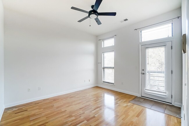 Building Photo - Freshly Painted South End Condo!