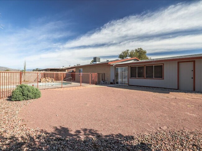 Building Photo - Spacious 4 Bedroom 2 Bathroom home with Private Pool & Arizona Room!