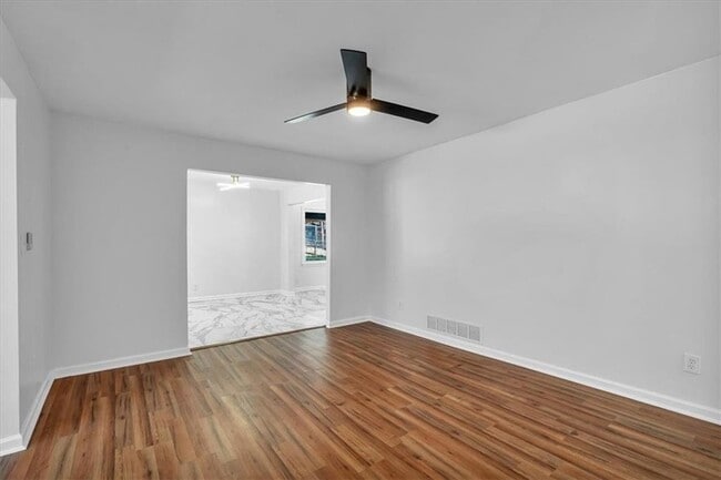 Building Photo - 2142 Cloverdale Dr SE