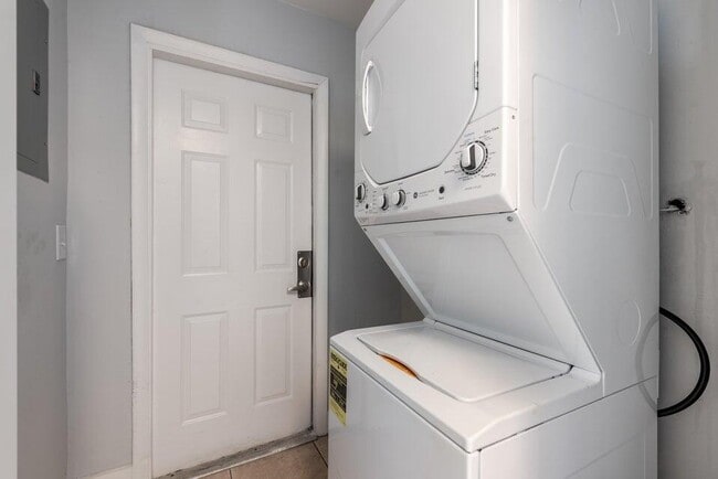 Building Photo - 801 NE 3rd St