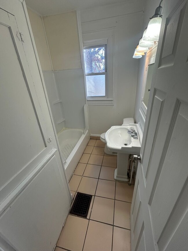 Building Photo - 819 Covert Ave