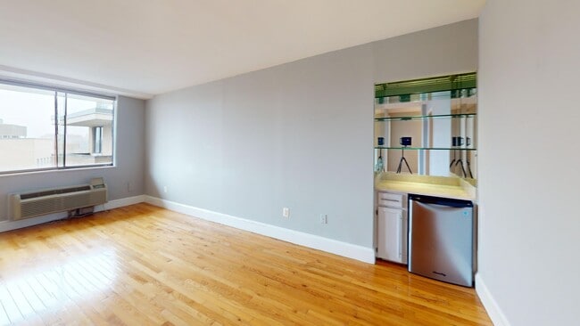 Building Photo - Dupont Circle One Bedroom W/Roof Top Pool,...