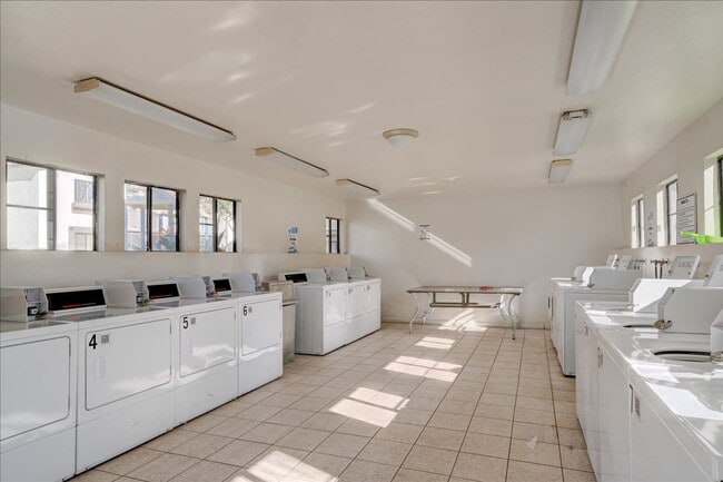 Building Photo - Gorgeous, Fully Remodeled 1 Bed - 1 Bath in Gated Community, Close to All!