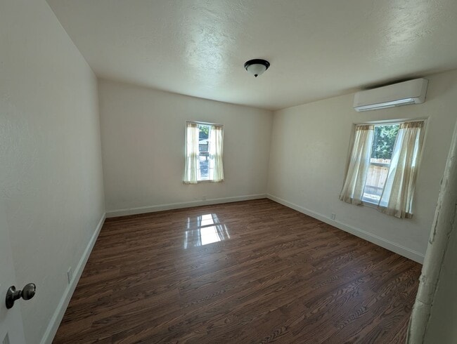 Building Photo - 4 Bedroom Home near Caldwell Park