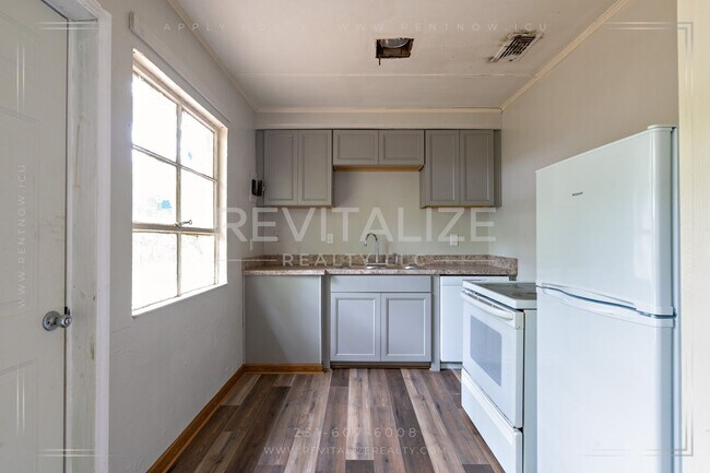 Building Photo - 3230 Greenleaf Ct