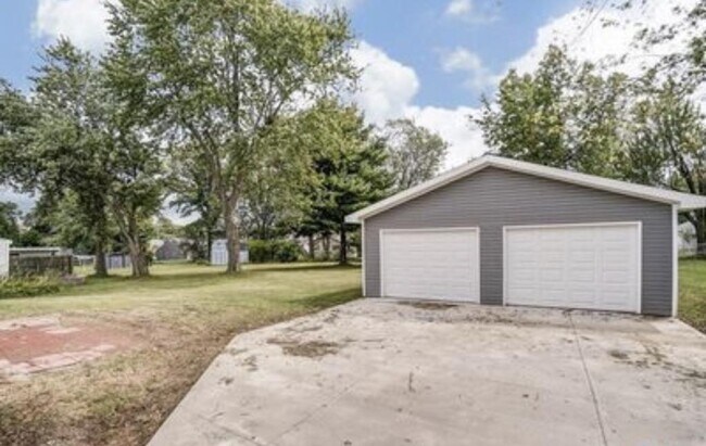 Building Photo - 141 Lotze St