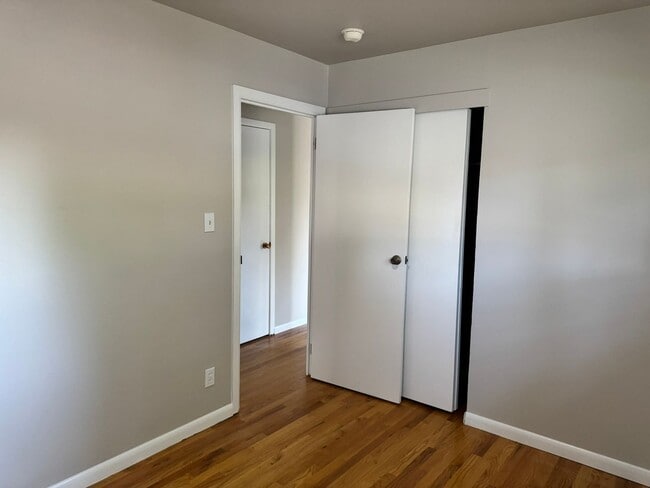 Building Photo - 5 Bedroom ,3 bathroom Single Family Unit