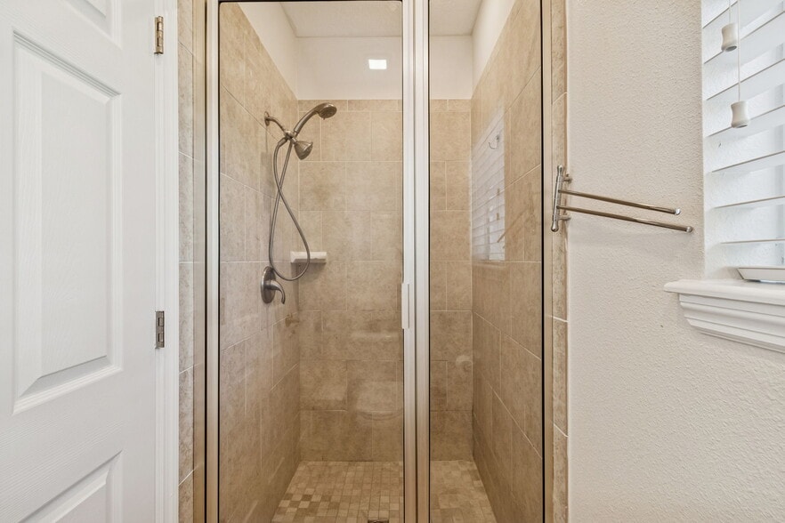 Third floor master bathroom - 4543 Bay Spring Ct