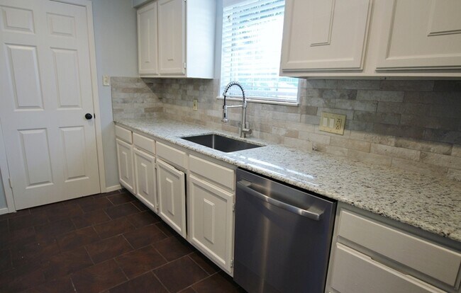 Building Photo - Available Now: Stunning 4-bedroom, 2-bath ...