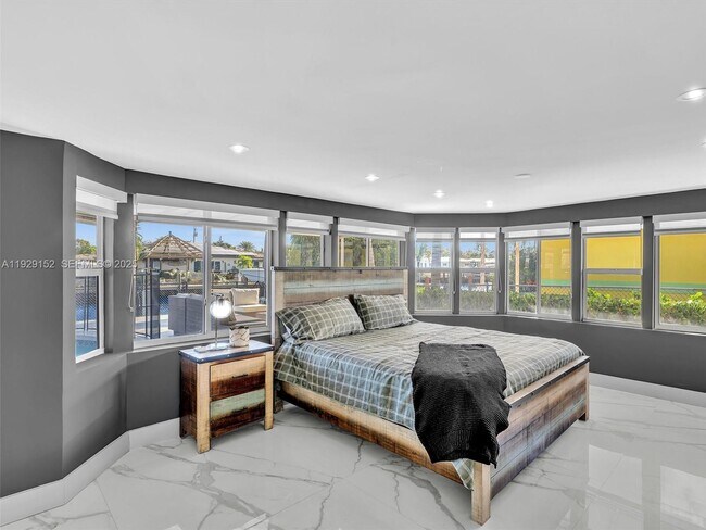 Building Photo - 440 SE 8th Ave