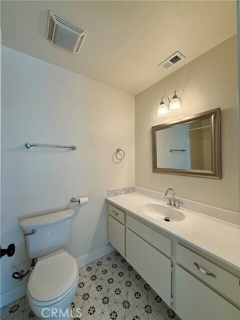 Building Photo - 1827 N Solano Ave