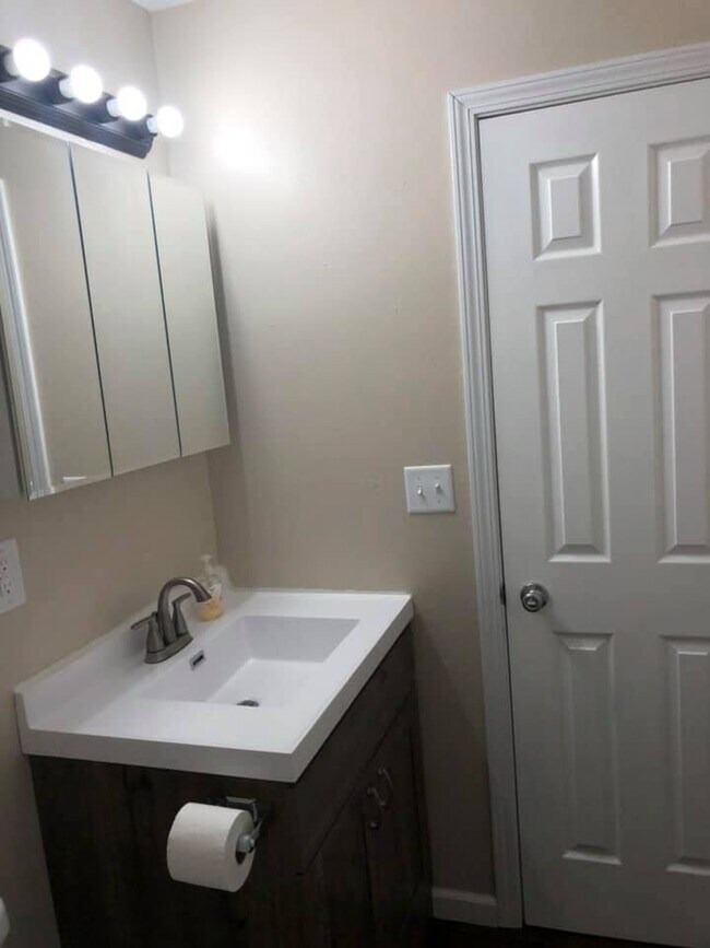 Building Photo - 411 Packwaukee St