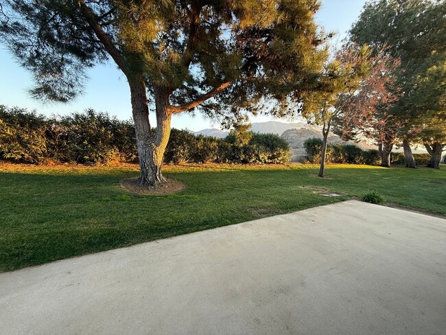 Building Photo - Great Views in a Great Home