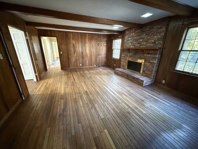 Building Photo - 565 Paris St