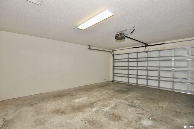 Building Photo - Beautiful 3/2 Corner Duplex with Water Vie...