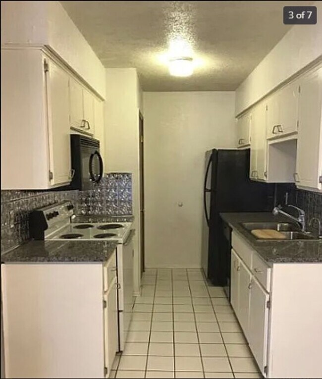 Building Photo - 1-bed, 1-bath apartment with washer and dryer provided