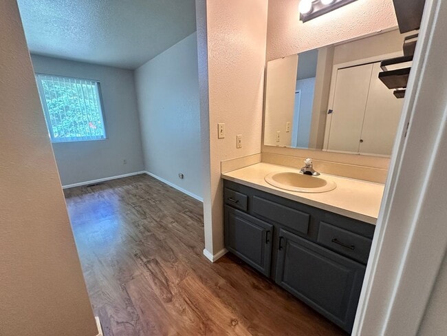 Building Photo - Charming Bellevue Rental – Available May 1st!