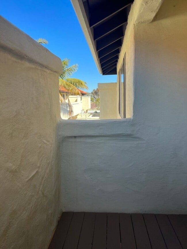Building Photo - Meticulously maintained condo - 2 main bed...