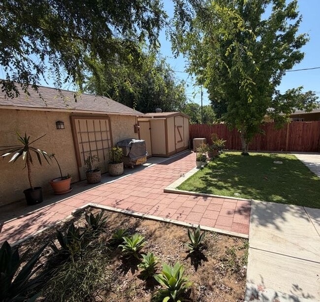 Building Photo - 901 Castaic Ave