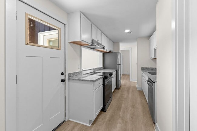 Building Photo - AVAILABLE NOW. 3 BED 1 BATH. IDEAL LOCATION IN BELLVUE. CLOSE TO EVERYTHING WEST NASHVILLE. NEWLY...