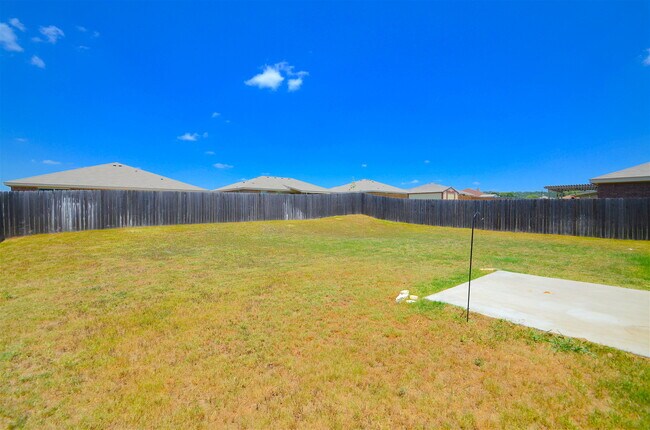 Building Photo - GREAT 3 BED/2 BATH HOME IN SKYLINE RIDGE- ...