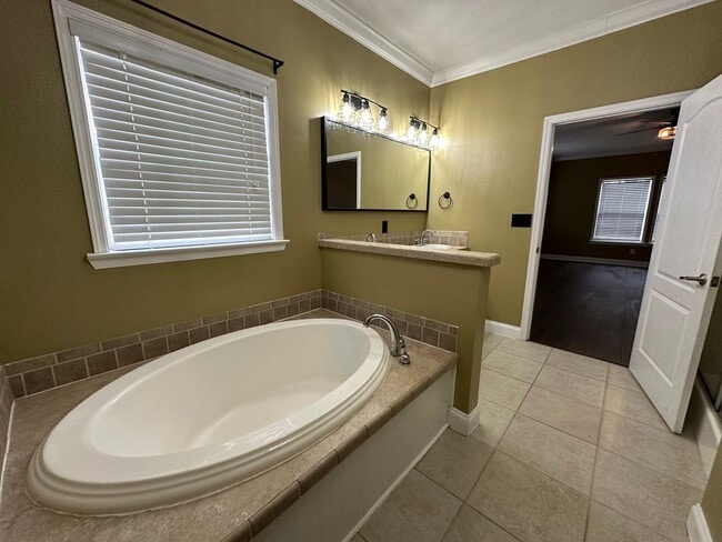 Building Photo - Charming and spacious home for rent in Lee...