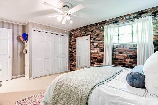 Building Photo - 4293 Rickenbacker Way NE