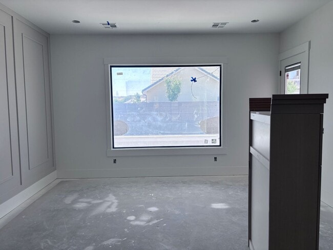 Building Photo - Beautiful custom single story in Moorland Park with pool