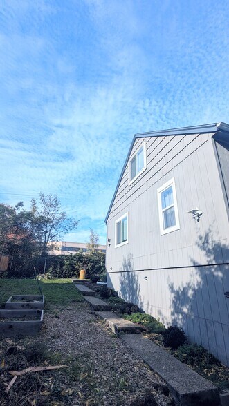 Building Photo - 3641 SW Evelyn St