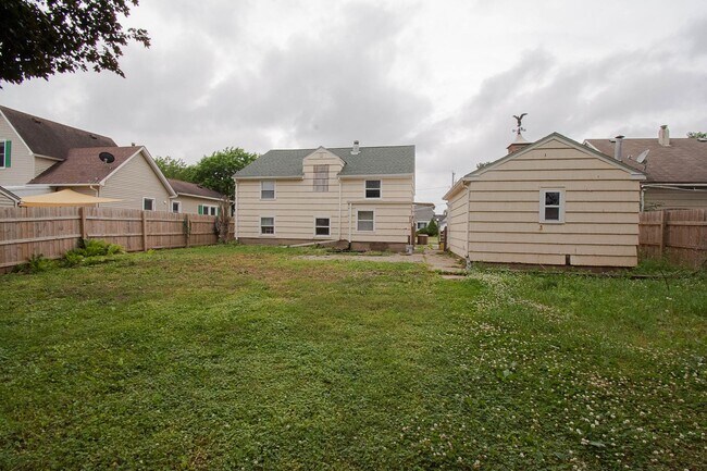 Building Photo - Spacious Multi Level Home In Austin With Garage And Sheds