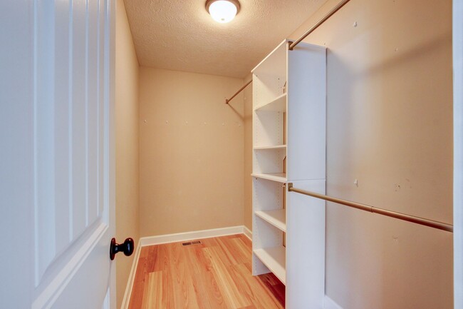 Building Photo - Fantastic Open Floor Plan Home With Stone ...