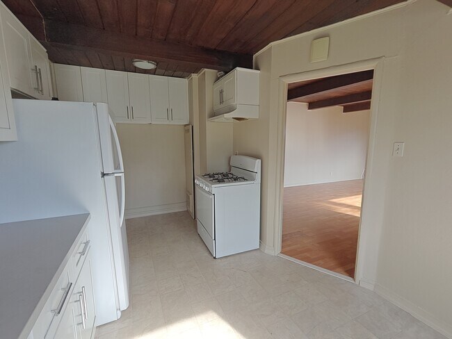 Building Photo - 263 Elmwood Ln