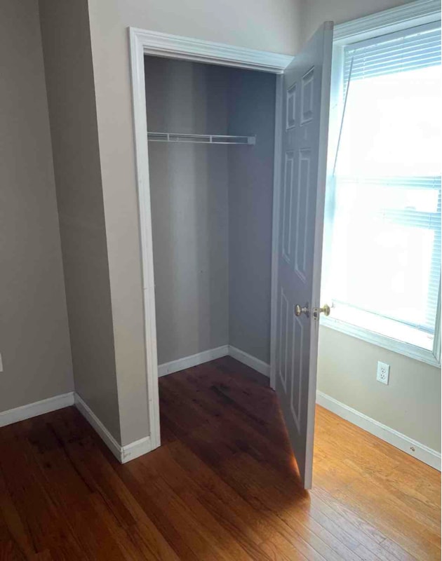 Building Photo - 606 Champlain St