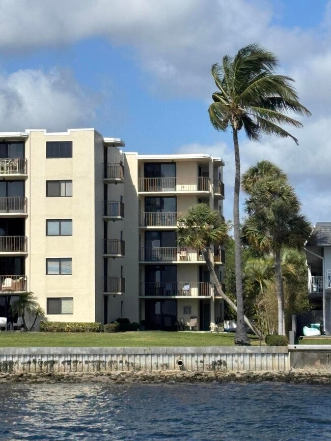 Building Photo - 1202 S Lake Dr