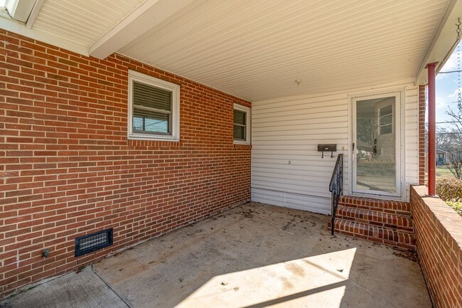 Building Photo - MOVE-IN READY!
