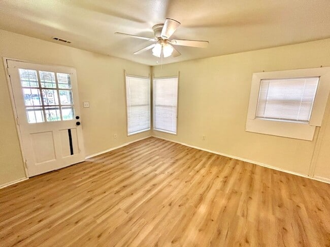 Building Photo - 2433 Shepherd Dr NW