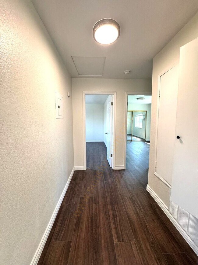 Building Photo - 728 E Grand Ave