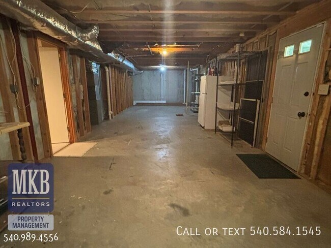 Building Photo - 5175 Lakeland Dr