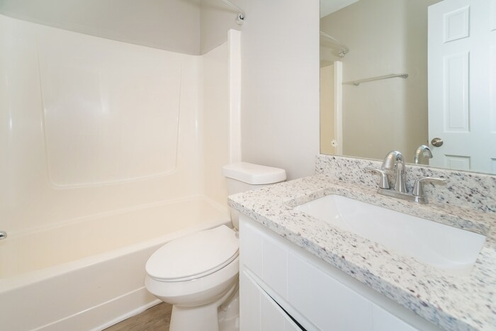 Building Photo - 2531 Country Club Dr SE