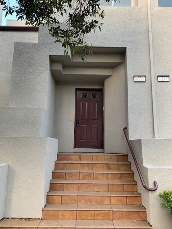 Building Photo - Multilevel townhome at City Homes East
