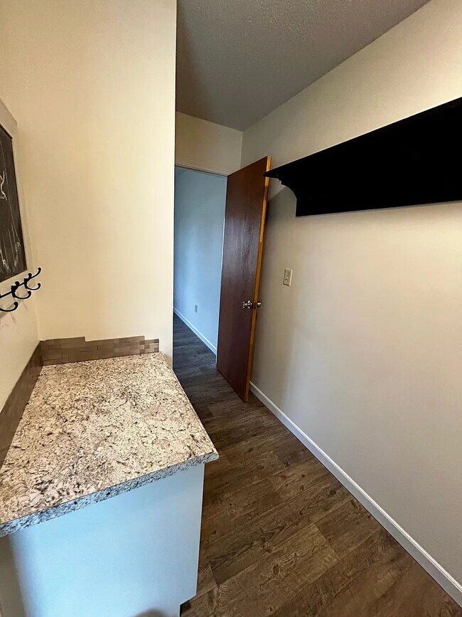 Building Photo - 2 Bedroom Home Outside Walhalla City Limits