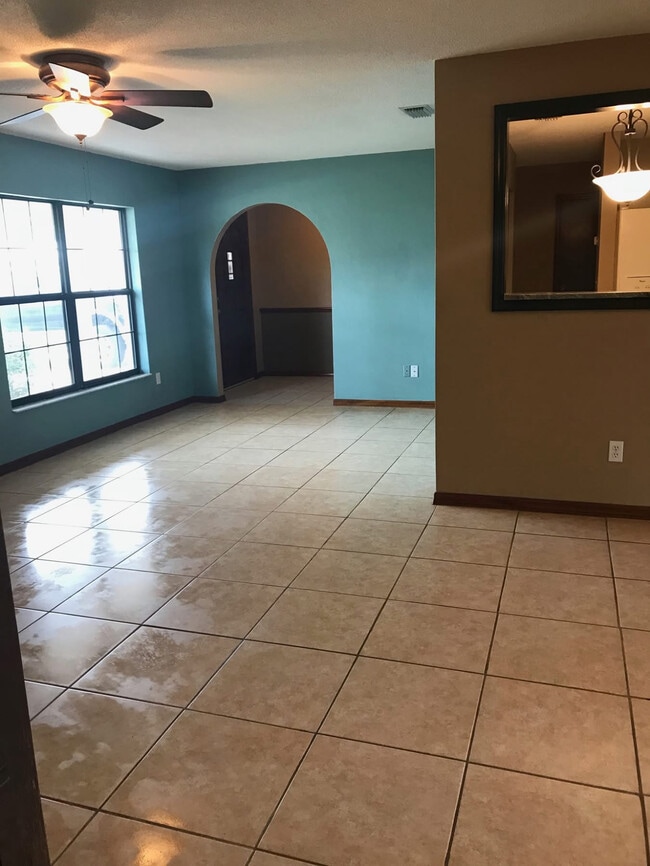 Building Photo - 1096 Willow Wood Dr