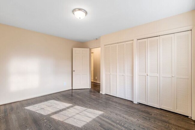 Building Photo - NW, Updated, Wood Floors, SS Appl., Den, Dining Roon, Sun Room, Finished Basement, Fenced!