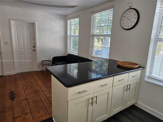 Building Photo - 622 15th St