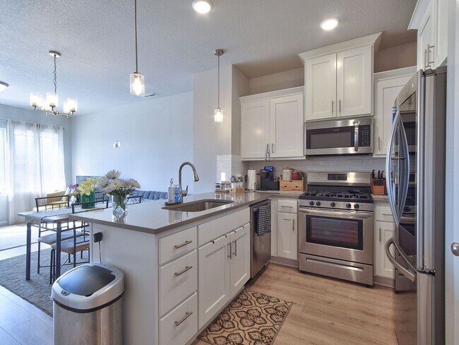 Building Photo - Like New Reed's Crossing Townhouse! Available Now!!