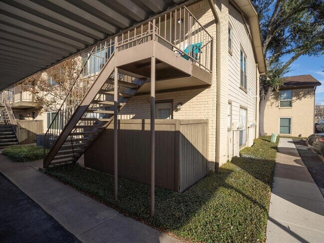 Building Photo - 10650 Steppington Dr