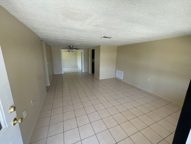 Building Photo - Cozy 3-Bedroom Home on a Corner Lot in Hol...